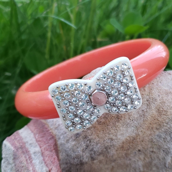 Authentic Marc Jacob Acrylic Peach Sorbet Rhinestone Bow Acrylic Bangle Bracelet - Picture 3 of 15